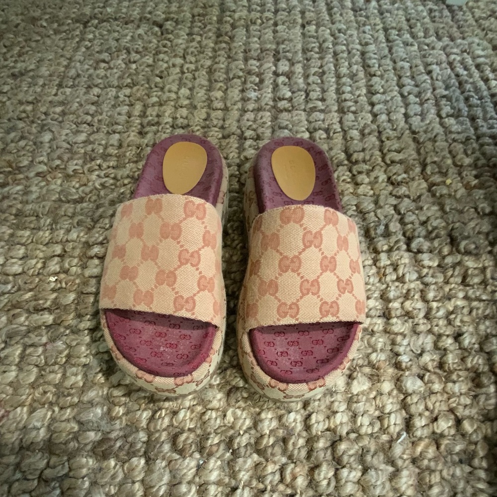 Gucci GG Supreme Platform Slides